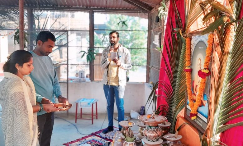 श्री.दत्त जयंतीच्या निमित्त आश्वी.बु येथे गुरुचरित्र पारायणाच्या सामूहिक पठनाचे आयोजन! श्री.दत्त जयंतीच्या निमित्त आश्वी.बु येथे गुरुचरित्र पारायणाच्या सामूहिक पठनाचे आयोजन!