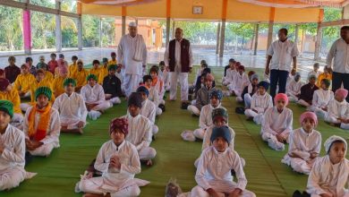 महंत उद्धव महाराज मंडलिक नेवासकर यांच्या मार्गदर्शनाखाली व उद्योजक अनिलकुमार गुप्ता यांच्या सहकार्याने आध्यात्मिक शिक्षण घेणाऱ्या विद्यार्थ्यांना ऊबदार कपडे व शैक्षणिक साहित्याचे वाटप !!