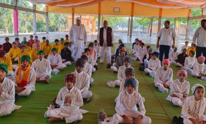 महंत उद्धव महाराज मंडलिक नेवासकर यांच्या मार्गदर्शनाखाली व उद्योजक अनिलकुमार गुप्ता यांच्या सहकार्याने आध्यात्मिक शिक्षण घेणाऱ्या विद्यार्थ्यांना ऊबदार कपडे व शैक्षणिक साहित्याचे वाटप !! महंत उद्धव महाराज मंडलिक नेवासकर यांच्या मार्गदर्शनाखाली व उद्योजक अनिलकुमार गुप्ता यांच्या सहकार्याने आध्यात्मिक शिक्षण घेणाऱ्या विद्यार्थ्यांना ऊबदार कपडे व शैक्षणिक साहित्याचे वाटप !!