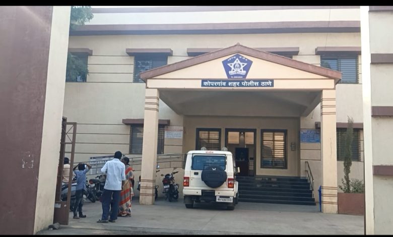 पशुपक्षी तसेच मानवाच्या जीवितास धोका निर्माण करणाऱ्या ‘नायलॉन मांजाची’ अवैधरित्या विक्री करणाऱ्या इसमावर कोपरगाव शहर पोलिसांची कौतुकास्पद कारवाई!! 