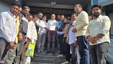 महाराष्ट्र शासनाने रासायनिक ‘खते कंपनीच्या’ लिंकिंग धोरणा विरोधात समंजस भूमिका घ्यावी..नेवासा तालुक्यातील कृषी सेवा केंद्र चालकांची मागणी !! अन्यथा येत्या २६ जानेवारीला ‘खत परवाने शासन दरबारी जमा करणार’ 