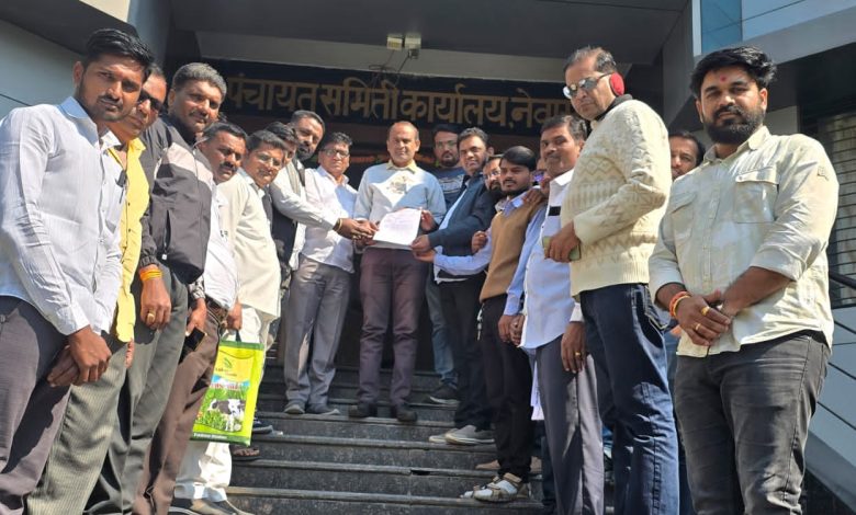 महाराष्ट्र शासनाने रासायनिक ‘खते कंपनीच्या’ लिंकिंग धोरणा विरोधात समंजस भूमिका घ्यावी..नेवासा तालुक्यातील कृषी सेवा केंद्र चालकांची मागणी !! अन्यथा येत्या २६ जानेवारीला ‘खत परवाने शासन दरबारी जमा करणार’ महाराष्ट्र शासनाने रासायनिक ‘खते कंपनीच्या’ लिंकिंग धोरणा विरोधात समंजस भूमिका घ्यावी..नेवासा तालुक्यातील कृषी सेवा केंद्र चालकांची मागणी !! अन्यथा येत्या २६ जानेवारीला ‘खत परवाने शासन दरबारी जमा करणार’