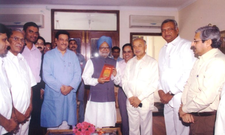 जेष्ठ साहित्यीक मा.खा.यशवंतराव गडाखांनी जागवल्या माजी पंतप्रधान डॉ.मनमोहन सिंग यांच्या आठवणी जेष्ठ साहित्यीक मा.खा.यशवंतराव गडाखांनी जागवल्या माजी पंतप्रधान डॉ.मनमोहन सिंग यांच्या आठवणी