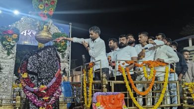अहिल्यानगर दक्षिण लोकसभेचे खा.निलेश लंके यांनी घेतले शनिदर्शन