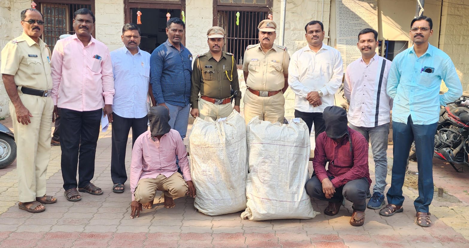 श्रीरामपूर तालुका पोलीस ठाण्याचे पोलीस निरीक्षक दशरथ चौधरी यांच्या मार्गदर्शनाखाली केलेल्या धडाकेबाज कारवाईत ३५.२६ किलो गांजा सदृश अमंली पदार्थाची तस्करी करणाऱ्या दोन आरोपींच्या श्रीरामपूर तालुका पोलिसांनी आवळल्या मुसक्या कारवाईत तब्बल ७ लाख ६२ हजार ६०० रुपयांच्या मुद्देमालासह दोन आरोपी जेरबंद ! श्रीरामपूर तालुका पोलीस ठाण्याचे पोलीस निरीक्षक दशरथ चौधरी यांच्या मार्गदर्शनाखाली केलेल्या धडाकेबाज कारवाईत ३५.२६ किलो गांजा सदृश अमंली पदार्थाची तस्करी करणाऱ्या दोन आरोपींच्या श्रीरामपूर तालुका पोलिसांनी आवळल्या मुसक्या कारवाईत तब्बल ७ लाख ६२ हजार ६०० रुपयांच्या मुद्देमालासह दोन आरोपी जेरबंद !