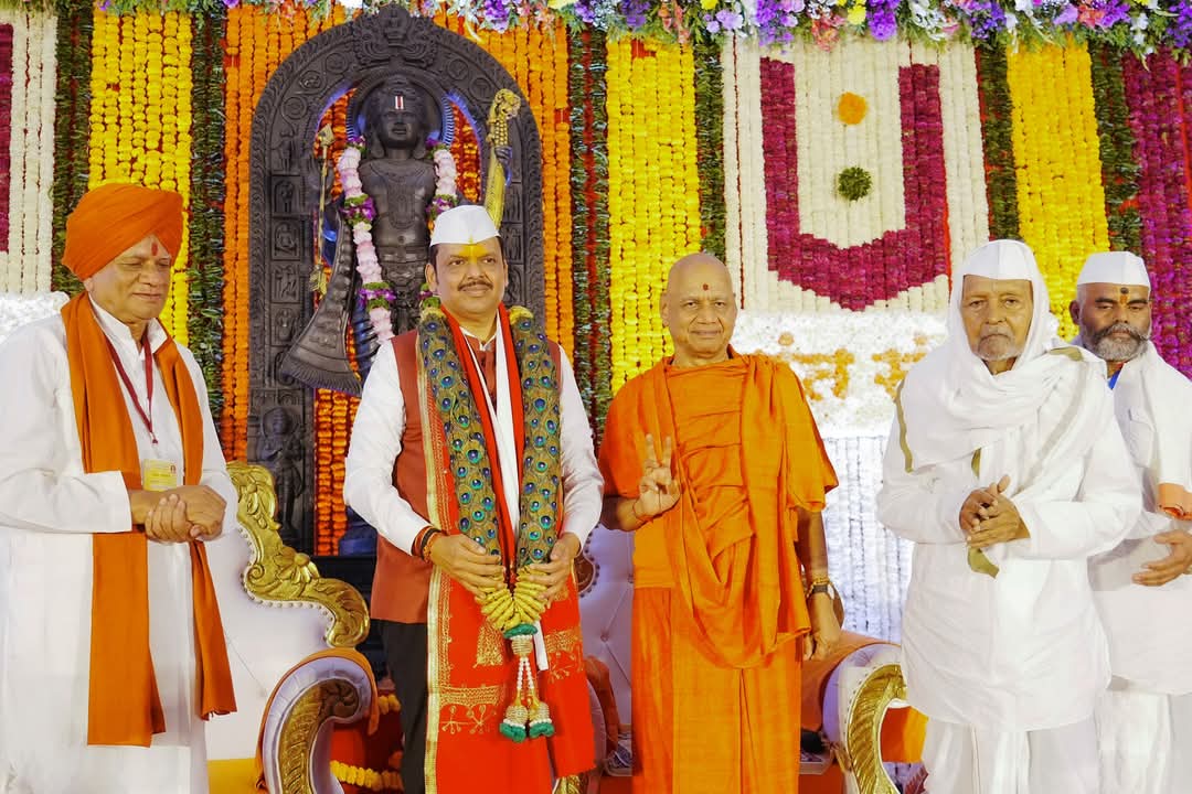 मुख्यमंत्री देवेंद्र फडणवीस यांच्या हस्ते श्री क्षेत्र देवगडचे महंत श्री.भास्करगिरीजी महाराज यांचे आळंदी येथील संत कृतज्ञता संवाद मेळाव्यात संतपूजन !