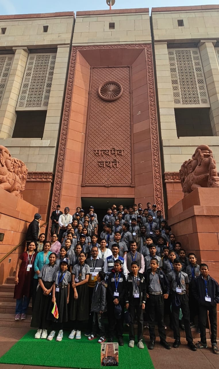 यश अकॅडमी सोनईच्या विद्यार्थ्यांची नवीन संसद भवन व राष्ट्रपती भवनाला भेट लोकशाहीच्या मंदिरात विद्यार्थी झाले नतमस्तक 