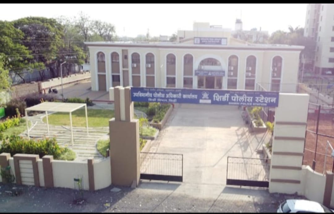 शिर्डी उपविभागातील पोलीस स्टेशन हद्दीत २०२४ वर्षात दुचाकी व चारचाकी चोरीच्या गुन्ह्यामध्ये साठ टक्के घट जनतेतून समाधान शिर्डी उपविभागीय पोलीस उपअधीक्षक शिरीष वमने यांची यशस्वी कामगिरी विना नंबर प्लेटच्या २४० वाहनांवर कारवाई करून १ लाख २९ हजार ५०० रुपयांचा दंड वसूल कारवाईमूळे बेशिस्त वाहनधारकांचे धाबे दाणाणले!