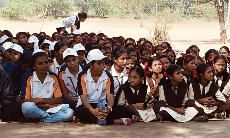 लोकनेते रामदास पाटील धुमाळ कला, विज्ञान व वाणिज्य महाविद्यालय सडे येथे स्नेहालय उडान प्रकल्पाच्या मार्गदर्शनाखाली ‘बालविवाहाची समस्या आणि तरुणाईची भूमिका’ या विषयावर जागृती सत्राचे आयोजन लोकनेते रामदास पाटील धुमाळ कला, विज्ञान व वाणिज्य महाविद्यालय सडे येथे स्नेहालय उडान प्रकल्पाच्या मार्गदर्शनाखाली ‘बालविवाहाची समस्या आणि तरुणाईची भूमिका’ या विषयावर जागृती सत्राचे आयोजन