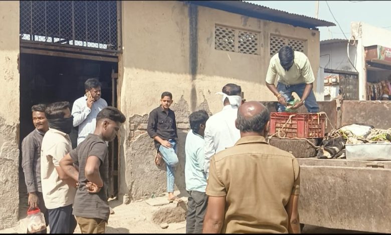 कोपरगाव शहरात विविध ठिकाणी छापे टाकून कत्तलीसाठी डांबून ठेवलेल्या गोवंश जनावरांची कोपरगाव शहर पोलिसांनी केली सुटका कोपरगाव शहरात विविध ठिकाणी छापे टाकून कत्तलीसाठी डांबून ठेवलेल्या गोवंश जनावरांची कोपरगाव शहर पोलिसांनी केली सुटका