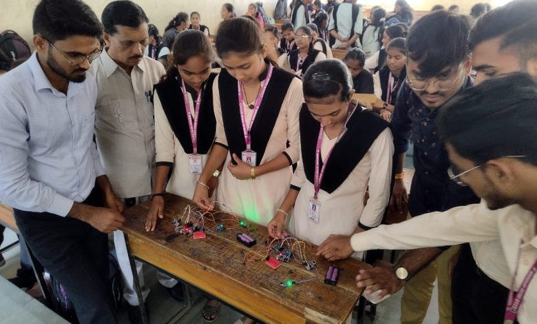 विद्यार्थ्यांनी नव्या क्षितीजाच्या संधीचे सोनं करावे-तहसिलदार महेश सावंत यांचे आवाहन विद्यार्थ्यांनी नव्या क्षितीजाच्या संधीचे सोनं करावे-तहसिलदार महेश सावंत यांचे आवाहन