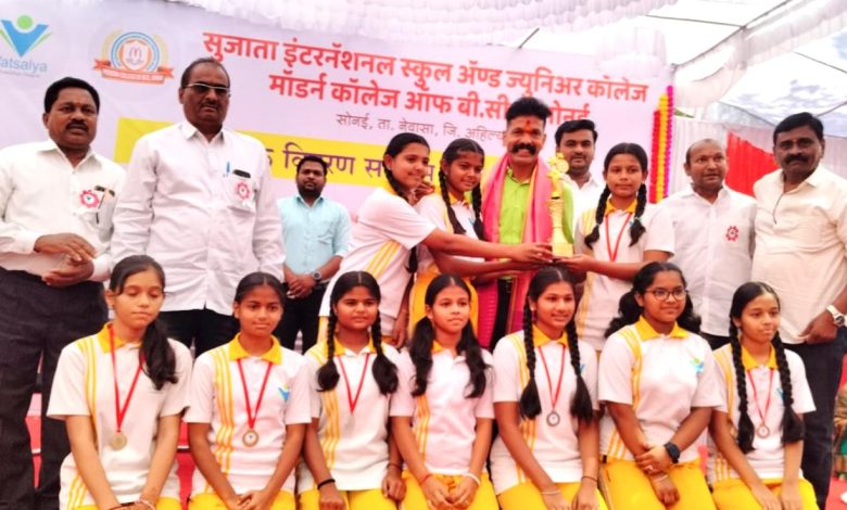 आईवडीलच आपले तिर्थक्षेत्र समजावे डाॅ.वसंत हंकारे यांचे सोनईतील व्याख्यानात प्रतिपादन आईवडीलच आपले तिर्थक्षेत्र समजावे डाॅ.वसंत हंकारे यांचे सोनईतील व्याख्यानात प्रतिपादन