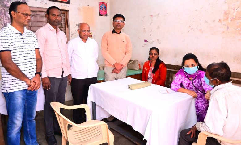 ऊस तोडणी कामगारांनी आरोग्याची काळजी घ्यावी-डॉ.विकास घोलप ऊस तोडणी कामगारांनी आरोग्याची काळजी घ्यावी-डॉ.विकास घोलप