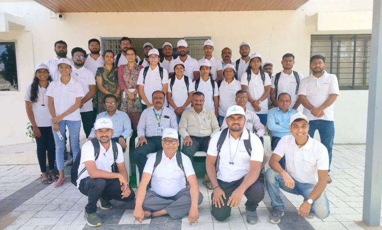 कृषी पदवीधारकांनी आपल्या ज्ञानाचा उपयोग शेतकऱ्यांच्या हितासाठी करावा – डाॅ. उत्तमराव कदम कृषी पदवीधारकांनी आपल्या ज्ञानाचा उपयोग शेतकऱ्यांच्या हितासाठी करावा – डाॅ. उत्तमराव कदम