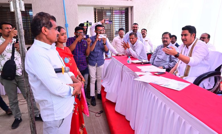 नागरीकांची कामे करायची नसेल तर राजीनामे द्या आ.आशुतोष काळेंची पंचायत समितीच्या कामचुकार अधिकाऱ्यांना तंबी नागरीकांची कामे करायची नसेल तर राजीनामे द्या आ.आशुतोष काळेंची पंचायत समितीच्या कामचुकार अधिकाऱ्यांना तंबी