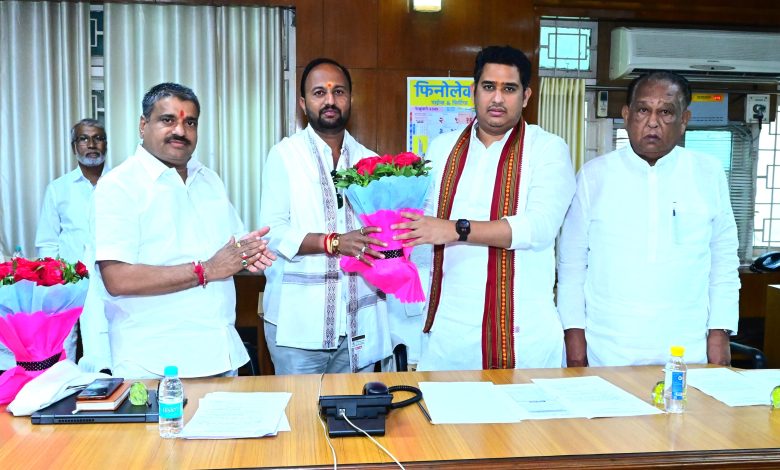 कर्मवीर शंकरराव काळे कारखान्याच्या संचालकपदी प्रशांत घुले यांची बिनविरोध निवड कर्मवीर शंकरराव काळे कारखान्याच्या संचालकपदी प्रशांत घुले यांची बिनविरोध निवड
