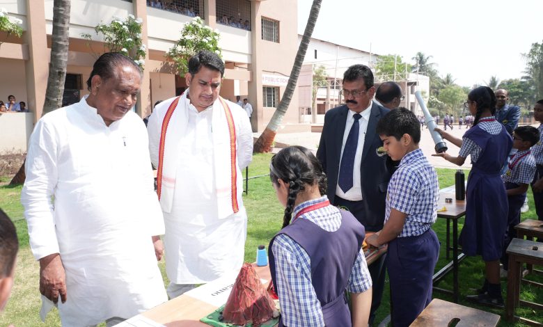 राष्ट्रीय विज्ञान दिनानिमित्त गौतममध्ये विज्ञान प्रदर्शन गौतमच्या वैज्ञानिकांचे आ.आशुतोष काळेंनी केले कौतुक राष्ट्रीय विज्ञान दिनानिमित्त गौतममध्ये विज्ञान प्रदर्शन गौतमच्या वैज्ञानिकांचे आ.आशुतोष काळेंनी केले कौतुक