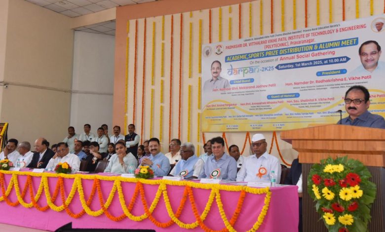 विद्यार्थ्यांनी परिस्थितीला जिद्दीने सामोरे गेले पाहिजे-माजी विद्यार्थी आणि मदत व पुनर्वसन मंत्री मकरंद जाधव पाटील विद्यार्थ्यांनी परिस्थितीला जिद्दीने सामोरे गेले पाहिजे-माजी विद्यार्थी आणि मदत व पुनर्वसन मंत्री मकरंद जाधव पाटील