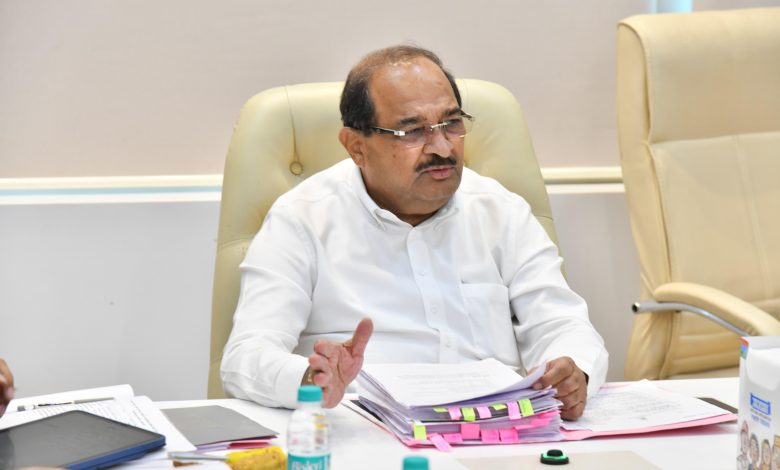 लोकप्रतिनिधी आणि प्रशासनाने समन्वयाने योजनांची अंमलबजावणी करावी-ना.विखे पाटील लोकप्रतिनिधी आणि प्रशासनाने समन्वयाने योजनांची अंमलबजावणी करावी-ना.विखे पाटील
