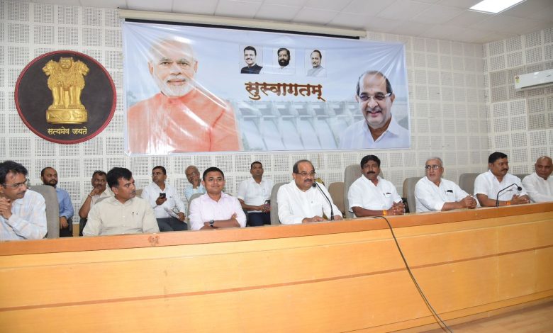 जिल्हाधिकारी कार्यालय, जिल्हा परीषद आणि स्थानिक क्षेत्रीय कार्यालयांनी समन्वयाने टंचाईच्या परीस्थीतीवर मात करावी -मंत्री विखे पाटील जिल्हाधिकारी कार्यालय, जिल्हा परीषद आणि स्थानिक क्षेत्रीय कार्यालयांनी समन्वयाने टंचाईच्या परीस्थीतीवर मात करावी -मंत्री विखे पाटील