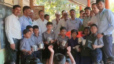 हिंदुस्तान फीड्सच्या वतीने श्री.अष्टविनायक दूध संकलन केंद्र जळगाव यांच्या मार्गदर्शनाखाली जी.प शाळेतील विद्यार्थ्यांना टिफिन बॉक्ससह बॅगचे वाटप!