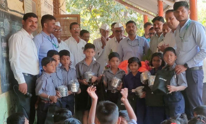 हिंदुस्तान फीड्सच्या वतीने श्री.अष्टविनायक दूध संकलन केंद्र जळगाव यांच्या मार्गदर्शनाखाली जी.प शाळेतील विद्यार्थ्यांना टिफिन बॉक्ससह बॅगचे वाटप! हिंदुस्तान फीड्सच्या वतीने श्री.अष्टविनायक दूध संकलन केंद्र जळगाव यांच्या मार्गदर्शनाखाली जी.प शाळेतील विद्यार्थ्यांना टिफिन बॉक्ससह बॅगचे वाटप!
