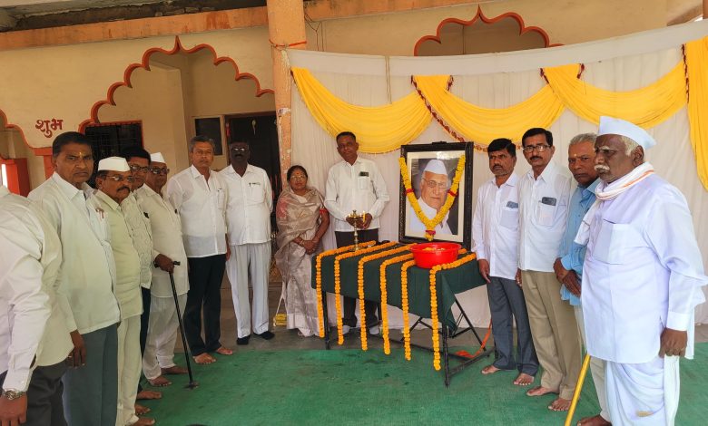 महाराष्ट्राच्या सहकार क्षेत्रात सहकारमहर्षी स्व.शंकरराव कोल्हे यांचे मोठे योगदान – गंगाधर चौधरी महाराष्ट्राच्या सहकार क्षेत्रात सहकारमहर्षी स्व.शंकरराव कोल्हे यांचे मोठे योगदान – गंगाधर चौधरी