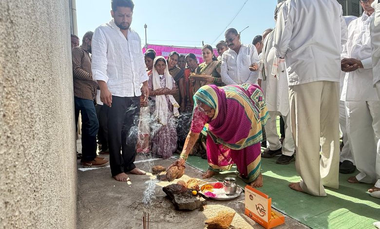 राहाता शहरात ४८ घरकुलांच्या नूतनीकरणाला सुरुवात; गोरगरिबांना मिळणार हक्काचं घर – डॉ. सुजय विखे पाटील राहाता शहरात ४८ घरकुलांच्या नूतनीकरणाला सुरुवात; गोरगरिबांना मिळणार हक्काचं घर – डॉ. सुजय विखे पाटील