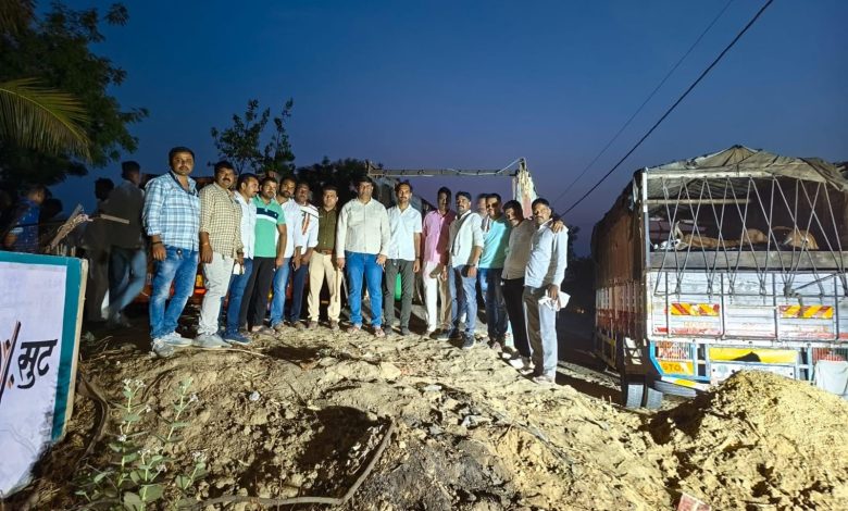 स्थानिक गुन्हे शाखेची मोठी कारवाई;घोडेगाव येथे कत्तलीसाठी डांबुन ठेवलेल्या गोवंशीय जनावरांची सुटका १६ लाखाच्या मुद्देमालासह आरोपी ताब्यात मात्र;मुख्य आरोपी फरार स्थानिक गुन्हे शाखेची मोठी कारवाई;घोडेगाव येथे कत्तलीसाठी डांबुन ठेवलेल्या गोवंशीय जनावरांची सुटका १६ लाखाच्या मुद्देमालासह आरोपी ताब्यात मात्र;मुख्य आरोपी फरार