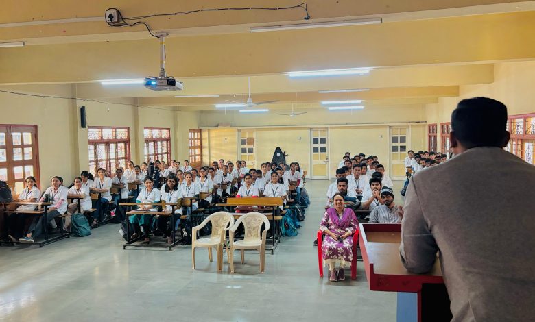 सिद्धकला आयुर्वेदिक कॉलेजच्या विद्यार्थ्यांना यशोदीप शेटे यांच्याकडून “मेडिकल कोडींग” बद्दल मार्गदर्शन सिद्धकला आयुर्वेदिक कॉलेजच्या विद्यार्थ्यांना यशोदीप शेटे यांच्याकडून “मेडिकल कोडींग” बद्दल मार्गदर्शन
