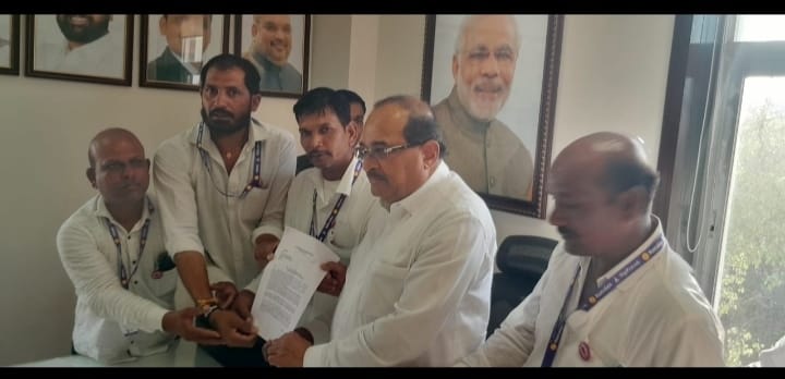 मुंबई येथे अकारी पडीत शेतकऱ्यांच्या वारस हक्कासाठी निवेदन; मंत्री राधाकृष्ण विखेंकडून आठ दिवसात निर्णयाचे आश्वासन मुंबई येथे अकारी पडीत शेतकऱ्यांच्या वारस हक्कासाठी निवेदन; मंत्री राधाकृष्ण विखेंकडून आठ दिवसात निर्णयाचे आश्वासन