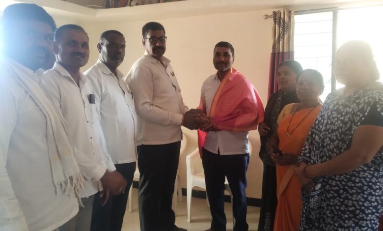 ग्रामविकासाची आदर्श दिशा दाखवणारे अधिकारी – मधुकर आग्रे यांचा सन्मान! ग्रामविकासाची आदर्श दिशा दाखवणारे अधिकारी – मधुकर आग्रे यांचा सन्मान!