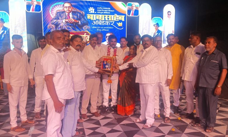 श्रीरामपुरात भिमगीतांचा कार्यक्रम जल्लोषात; संजय रूपटक्के ‘समाज भूषण’ पुरस्काराने सन्मानित श्रीरामपुरात भिमगीतांचा कार्यक्रम जल्लोषात; संजय रूपटक्के ‘समाज भूषण’ पुरस्काराने सन्मानित