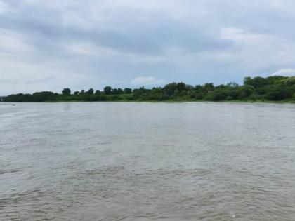 दारणा-गंगापूर धरणातून गोदावरी नदीत ११ हजार क्युसेक्स पाणी सोडले दारणा-गंगापूर धरणातून गोदावरी नदीत ११ हजार क्युसेक्स पाणी सोडले