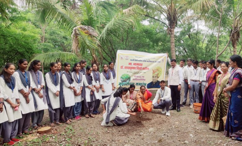मंञी ना.राधाकृष्ण विखे पाटील यांच्या वाढदिवसानिमित्त लोणी पद्मश्री विखे पाटील कनिष्ठ महाविद्यालयात विविध सामाजिक उपक्रम मंञी ना.राधाकृष्ण विखे पाटील यांच्या वाढदिवसानिमित्त लोणी पद्मश्री विखे पाटील कनिष्ठ महाविद्यालयात विविध सामाजिक उपक्रम