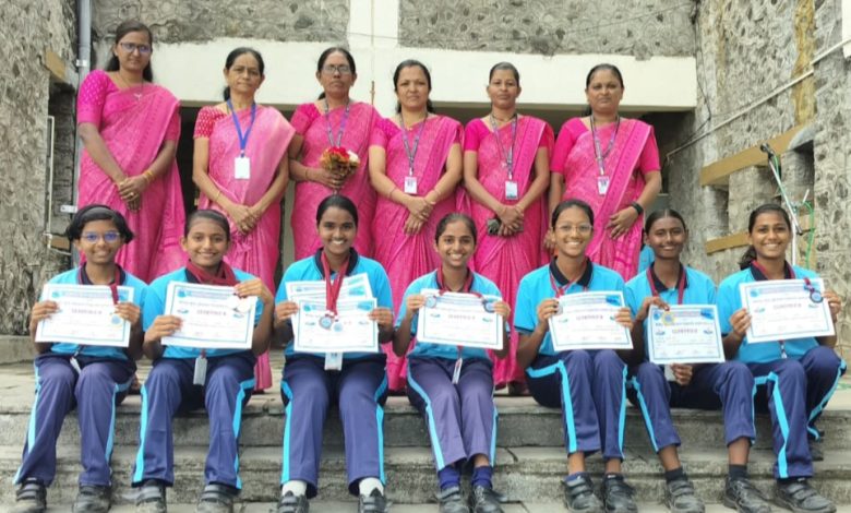 प्रवरा कन्या विद्या मंदीरचे जिल्हास्तरीय जलतरण स्पर्धेत यश;गायञी तोरणे ठरली चार पदकांची मानकरी प्रवरा कन्या विद्या मंदीरचे जिल्हास्तरीय जलतरण स्पर्धेत यश;गायञी तोरणे ठरली चार पदकांची मानकरी