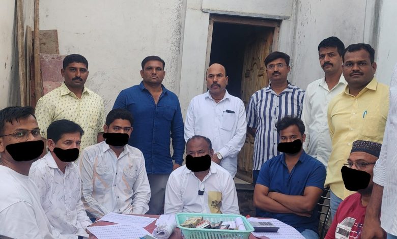 संगमनेरमध्ये मटका अड्ड्यांवर पोलिसांचे धाडसत्र;१०.४६ लाखांचा मुद्देमाल जप्त, ३५ जणांविरुद्ध गुन्हे दाखल संगमनेरमध्ये मटका अड्ड्यांवर पोलिसांचे धाडसत्र;१०.४६ लाखांचा मुद्देमाल जप्त, ३५ जणांविरुद्ध गुन्हे दाखल