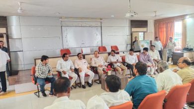 जमिनी मिळाल्याशिवाय झाडझुडपे काढू देणार नाही अकारी पडीत शेतकऱ्यांचा निर्धार; मंत्री राधाकृष्ण विखे पाटील यांच्या आश्वासनानंतर आंदोलन मागे