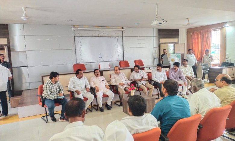 जमिनी मिळाल्याशिवाय झाडझुडपे काढू देणार नाही अकारी पडीत शेतकऱ्यांचा निर्धार; मंत्री राधाकृष्ण विखे पाटील यांच्या आश्वासनानंतर आंदोलन मागे जमिनी मिळाल्याशिवाय झाडझुडपे काढू देणार नाही अकारी पडीत शेतकऱ्यांचा निर्धार; मंत्री राधाकृष्ण विखे पाटील यांच्या आश्वासनानंतर आंदोलन मागे