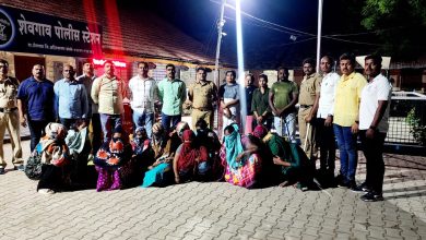 शेवगाव शहरात अवैधरित्या सुरु असणाऱ्या कुंटणखान्यावर पोलिसांचा छापा; १७ पीडित महिलांची सुटका