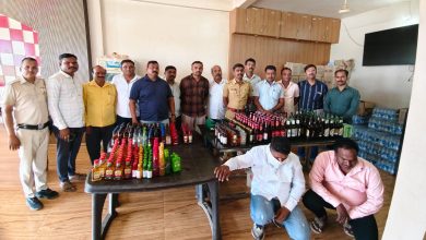 जामखेडमध्ये दोन हॉटेल्सवर विशेष पोलिस पथकाचा छापा; कारवाईत १.२० लाखांचा अवैध दारू साठा जप्त, ३ आरोपी अटकेत