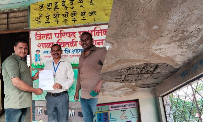 चितळी स्टेशनवरील जिल्हा परिषद शाळेची दुरवस्था 110 विद्यार्थ्यांच्या सुरक्षिततेचा गंभीर प्रश्न; ग्रामस्थांचा दुरुस्तीसाठी पुढाकार, प्रशासनाकडून दुर्लक्ष चितळी स्टेशनवरील जिल्हा परिषद शाळेची दुरवस्था 110 विद्यार्थ्यांच्या सुरक्षिततेचा गंभीर प्रश्न; ग्रामस्थांचा दुरुस्तीसाठी पुढाकार, प्रशासनाकडून दुर्लक्ष