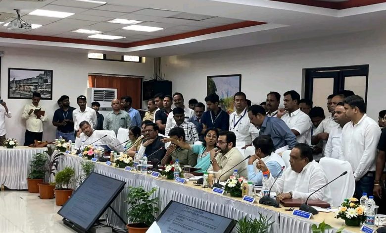 शिर्डी मतदार संघातील रेल्वे संबंधित प्रश्न सोडवीण्यासाठी तात्काळ लक्ष घाला; खा. भाऊसाहेब वाकचौरे यांची रेल्वे विभागीय बैठकीत आग्रही भूमिका शिर्डी मतदार संघातील रेल्वे संबंधित प्रश्न सोडवीण्यासाठी तात्काळ लक्ष घाला; खा. भाऊसाहेब वाकचौरे यांची रेल्वे विभागीय बैठकीत आग्रही भूमिका