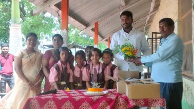 जळगावातील जिल्हा परिषद प्राथमिक शाळेत अनोख्या पद्धतीने वाढदिवस साजरा; १०० विद्यार्थ्यांना शालेय साहित्य वाटप