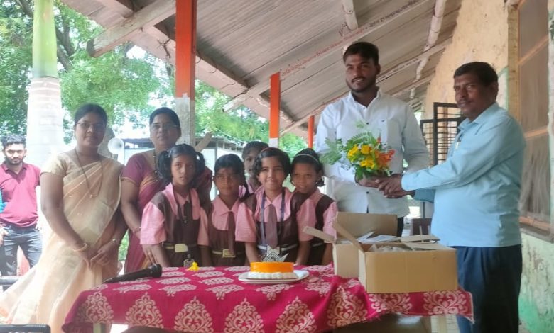 जळगावातील जिल्हा परिषद प्राथमिक शाळेत अनोख्या पद्धतीने वाढदिवस साजरा; १०० विद्यार्थ्यांना शालेय साहित्य वाटप जळगावातील जिल्हा परिषद प्राथमिक शाळेत अनोख्या पद्धतीने वाढदिवस साजरा; १०० विद्यार्थ्यांना शालेय साहित्य वाटप