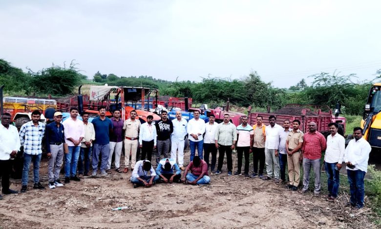 गोधेगावात वाळूच्या अवैध उपशावर विशेष पथकाची कारवाई; ७५.८० लाखांचा मुद्देमाल जप्त; नेवासा तालुका पोलीस ठाण्यात ९ आरोपींविरुद्ध गुन्हा दाखल गोधेगावात वाळूच्या अवैध उपशावर विशेष पथकाची कारवाई; ७५.८० लाखांचा मुद्देमाल जप्त; नेवासा तालुका पोलीस ठाण्यात ९ आरोपींविरुद्ध गुन्हा दाखल