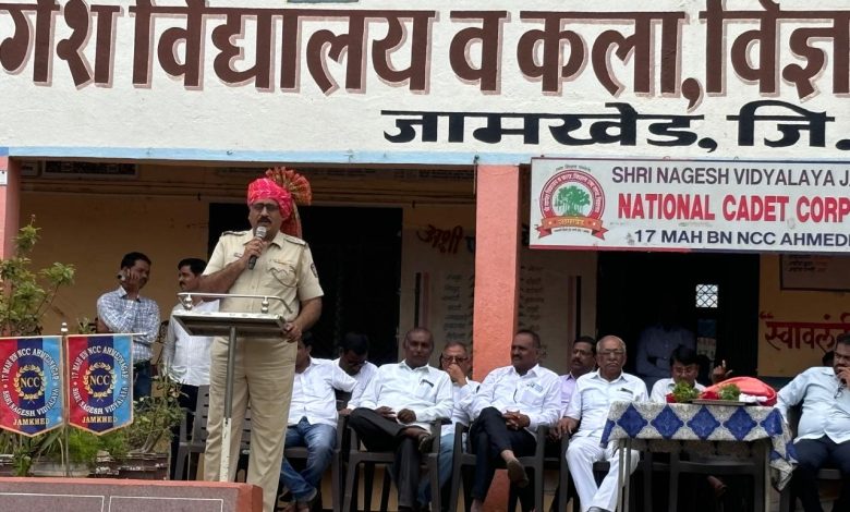 तरुण पिढीने व्यसनापासून दूर राहून देशाच्या उभारणीमध्ये सिंहाचा वाटा उचलावा – पोलीस निरीक्षक दशरथ चौधरी तरुण पिढीने व्यसनापासून दूर राहून देशाच्या उभारणीमध्ये सिंहाचा वाटा उचलावा – पोलीस निरीक्षक दशरथ चौधरी