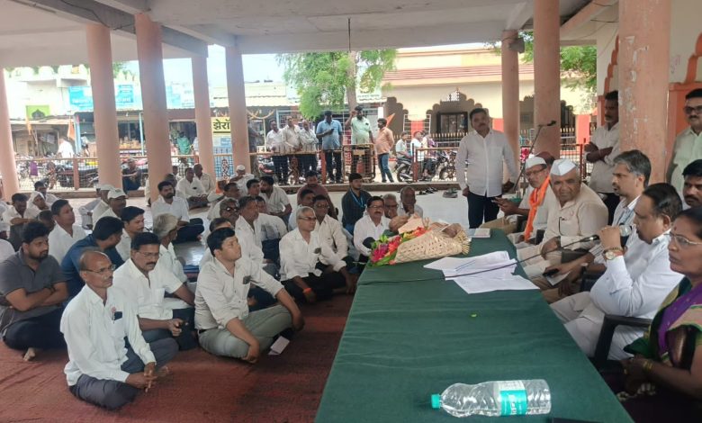 वाकडीतील बँक ऑफ महाराष्ट्र शाखा स्थलांतराला ग्रामस्थांचा तीव्र विरोध; खा.भाऊसाहेब वाकचौरे यांच्या उपस्थितीत बैठक वाकडीतील बँक ऑफ महाराष्ट्र शाखा स्थलांतराला ग्रामस्थांचा तीव्र विरोध; खा.भाऊसाहेब वाकचौरे यांच्या उपस्थितीत बैठक