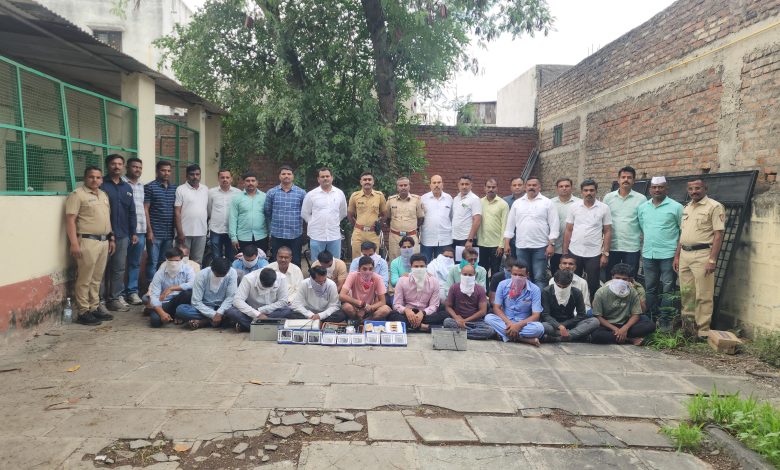 श्रीरामपूर शहरात मटका जुगारावर विशेष पथकाची कारवाई; २२ आरोपी अटकेत, सुमारे ८.६१ लाखांचा मुद्देमाल जप्त श्रीरामपूर शहरात मटका जुगारावर विशेष पथकाची कारवाई; २२ आरोपी अटकेत, सुमारे ८.६१ लाखांचा मुद्देमाल जप्त