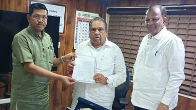 कोपरगाव रेल्वे स्थानकावर लांबपल्ल्याच्या गाड्यांना थांबा मिळावा; खासदार भाऊसाहेब वाकचौरे यांना व्यापारी महासंघाची मागणी